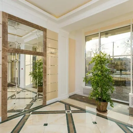 Lev Tolstoy Square Apartment *