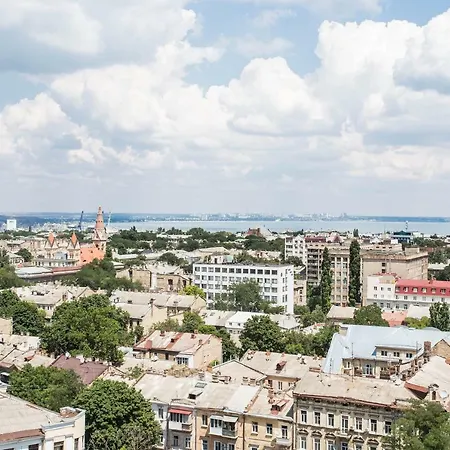 Lev Tolstoy Square Apartment *