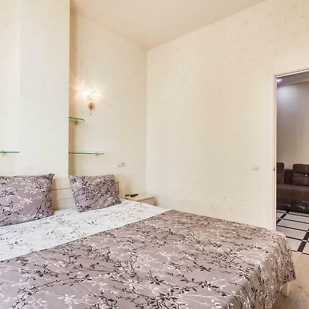 Lev Tolstoy Square Apartment *