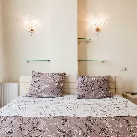 Lev Tolstoy Square Apartment *
