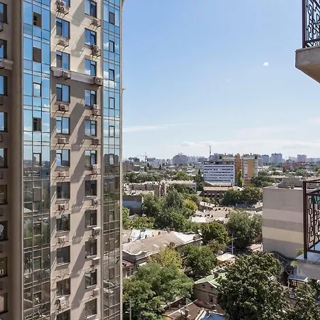 Lev Tolstoy Square Apartment *