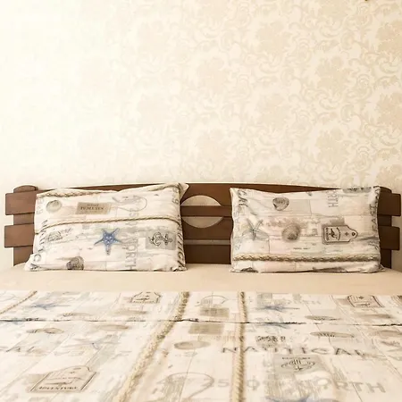 Lev Tolstoy Square Apartment *